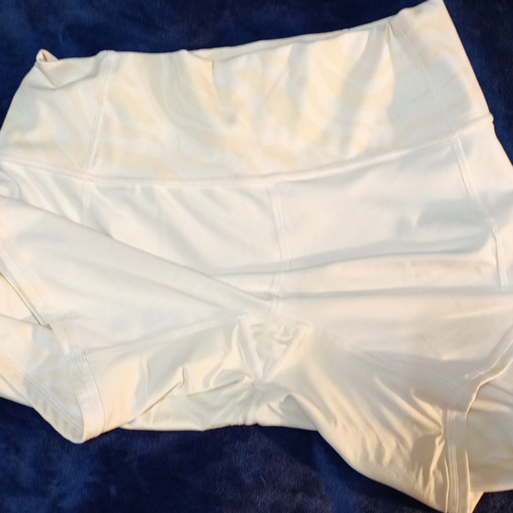Sports bra and biker shorts - Picture 7 of 8